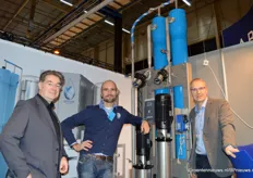 WaterIQ had de Opticlear Daimond Forward Nano meegenomen voor het selectief ontzouten van drainwater. Op de foto Guus Meis (Glastuinbouw Nederland), Jeroen Krosse, Bert Stek (WaterIQ).